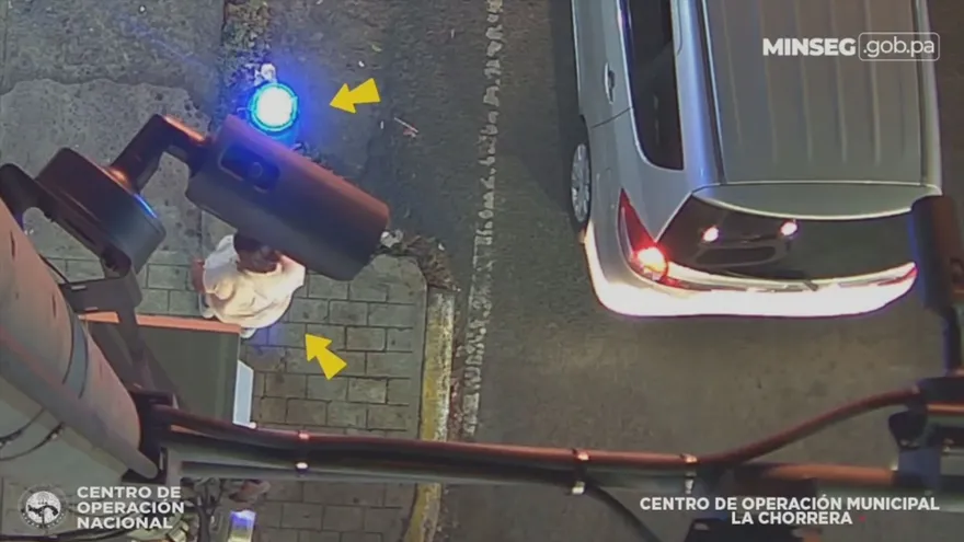 Mujer da a luz en parque de La Chorrera con ayuda de ciudadanos y policías tras tocar botón de pánico