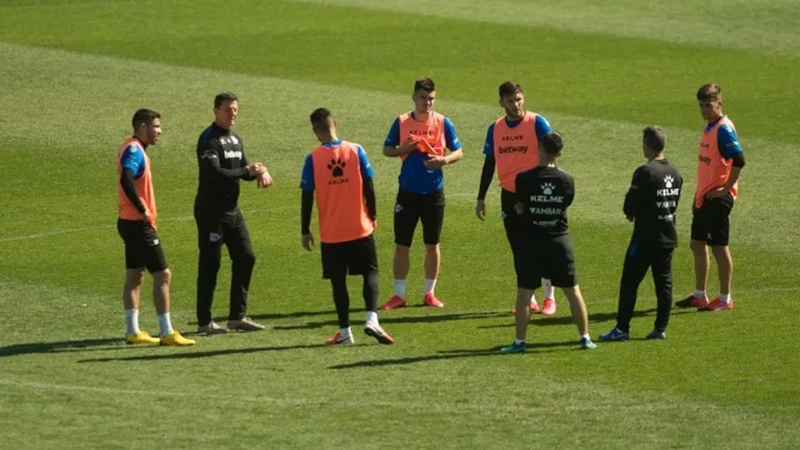 Dos miembros del cuerpo técnico del Alavés dan positivo por coronavirus