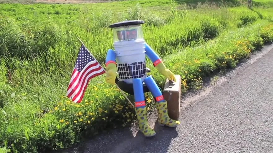 Vándalos destruyen a robot “autoestopista” en EEUU