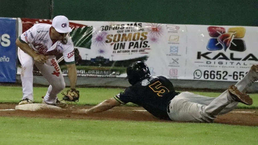 Carlos Sánchez se desliza para llegar a la tercera base en el partido entre Bocas del Toro y Chiriquí
