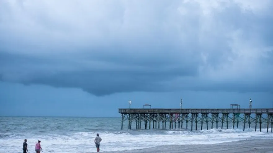 Personas caminan en una playa en Carolina del Sur