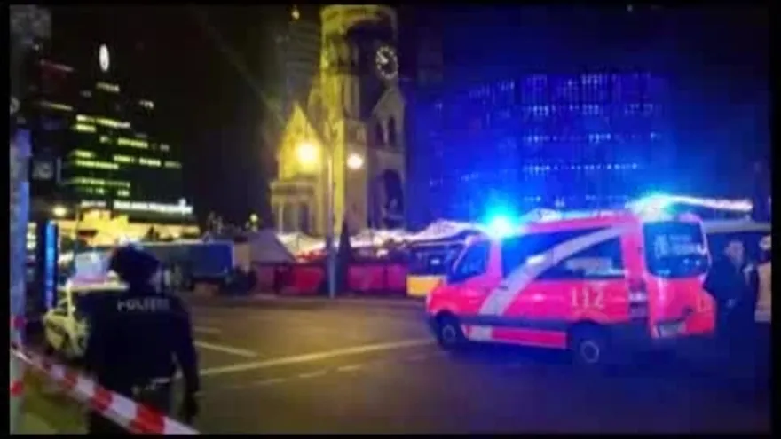 Al menos nueve muertos al irrumpir un camión en un mercadillo de Berlín