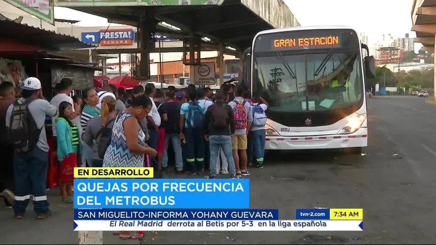 Usuarios en San Miguelito se quejan por frecuencia del Metrobús