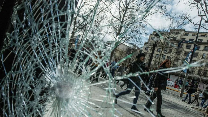 El balance de los comerciantes de esa célebre avenida apunta que hubo unos 80 locales afectados, con destrozos, saqueos e incluso incendios, debido a un nivel de violencia que no se veía desde diciembre