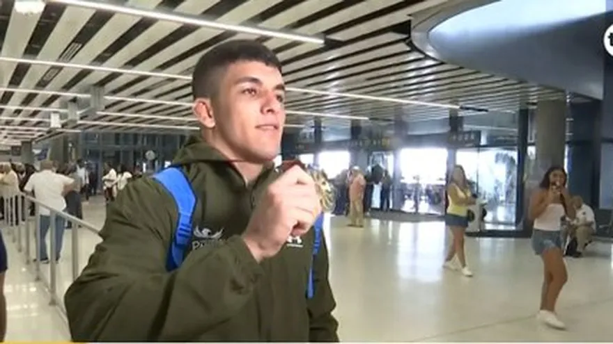 Ángel Cortés llegó a Panamá con su medalla de oro