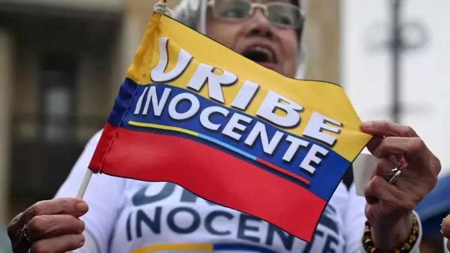Miles marchan en Colombia en apoyo al expresidente Uribe tras condena