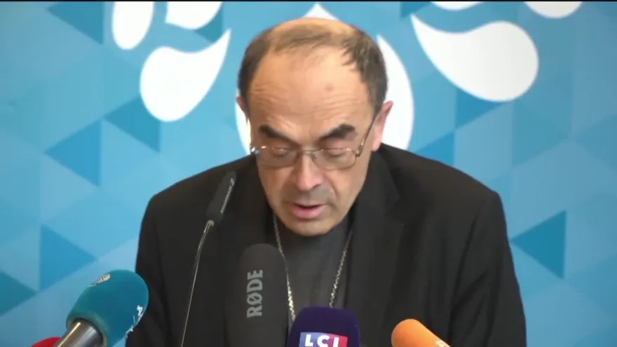 Papa acepta renuncia de cardenal francés absuelto de encubrimiento de pedofilia