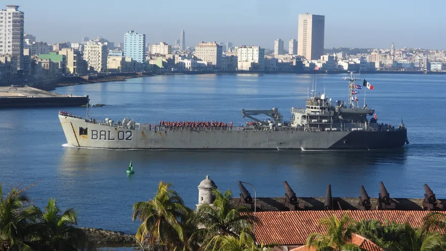 Buque de la armada de México con ayuda humanitaria