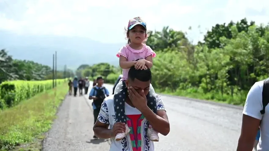 Nueva caravana de migrantes hondureños cruza Guatemala con destino a EEUU