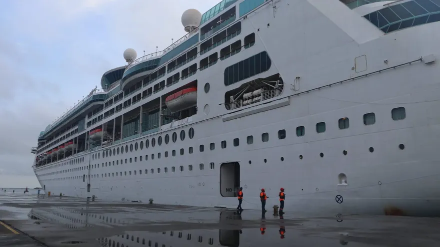 Grandeur of the Seas, de la naviera Royal Caribbean, arribó al puerto de Colón.