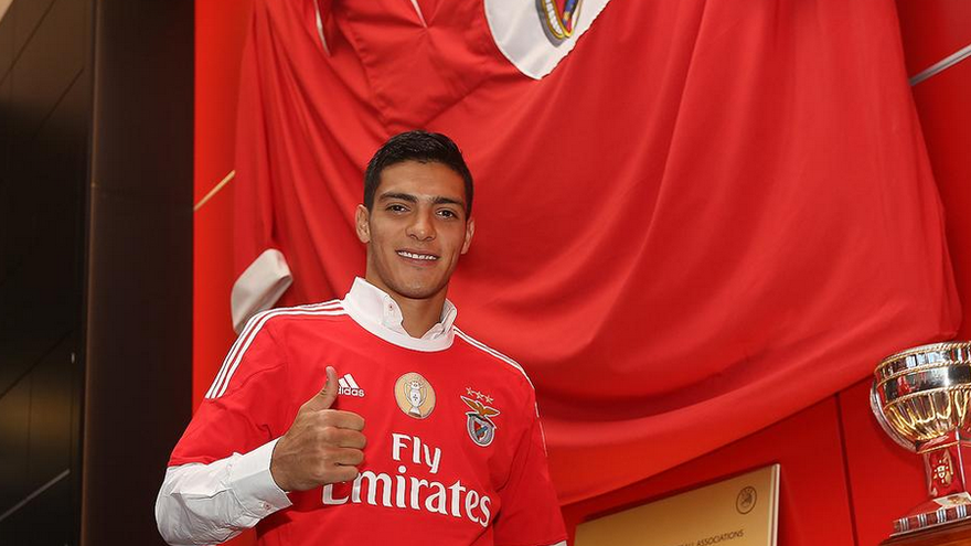 Jiménez posa con la camiseta del Benfica.