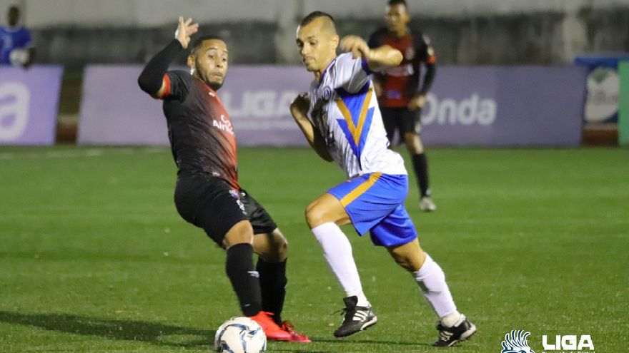Acción del partido entre el Sporting San Miguelito y Universitario