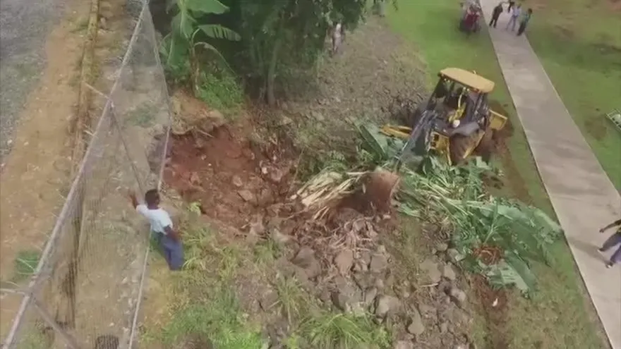 Reportan nuevo daño en tubería en Praderas de San Antonio