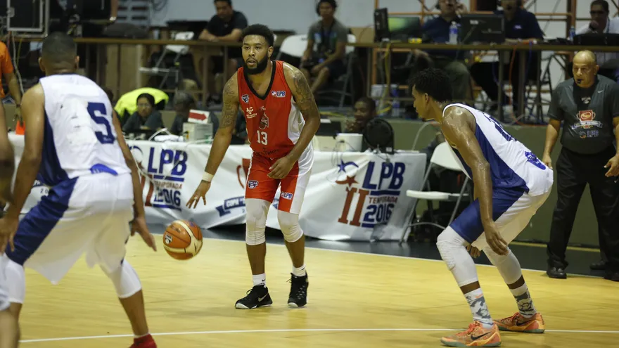 Carlos Rodríguez (con el balón) lideró el ataque de los Caballos