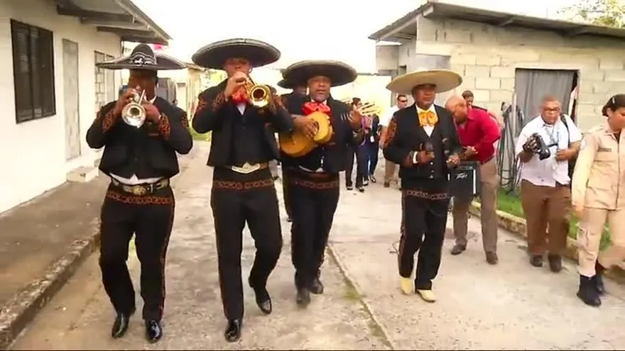 Reclusas celebran día de la madre con Mariachis