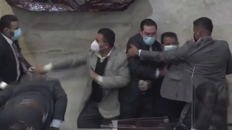 Congreso de Honduras inaugura legislatura entre golpes y rebelión contra Castro