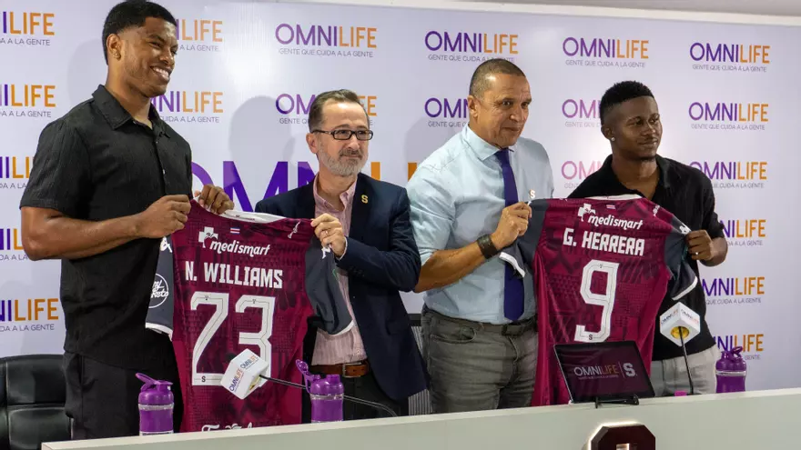 Newton Williams (i) y Gustavo Herrera (d) en su presentación como jugadores del Saprissa