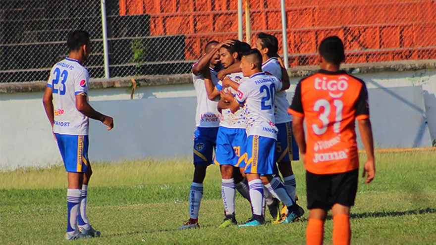 Nicolás Muñoz anotó en el fútbol de El Salvador