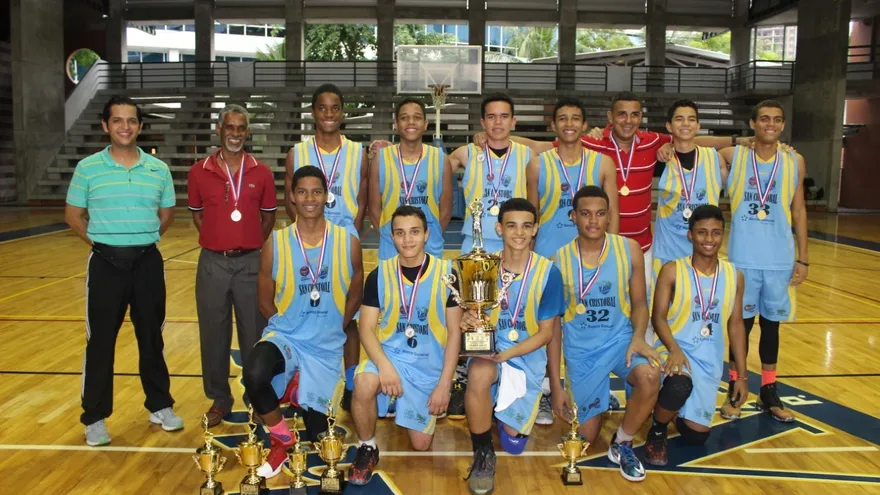 Jugadores del equipo U-16 masculino del Episcopal San Cristóbal posan con el trofeo de campeones en sus manos