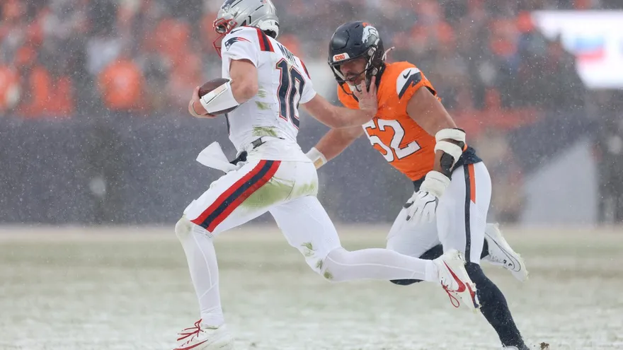 Drake Maye eludiendo a un defensivo de los Broncos en la final de la AFC