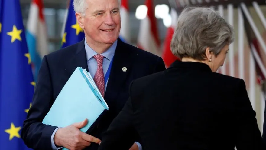El jefe negociador de la UE para el "brexit", Michel Barnier, saluda a la primera ministra británica, Theresa May, a su llegada a la segunda jornada de la cumbre de líderes del Consejo Europeo en Bruselas (Bélgica) este 23 de marzo.