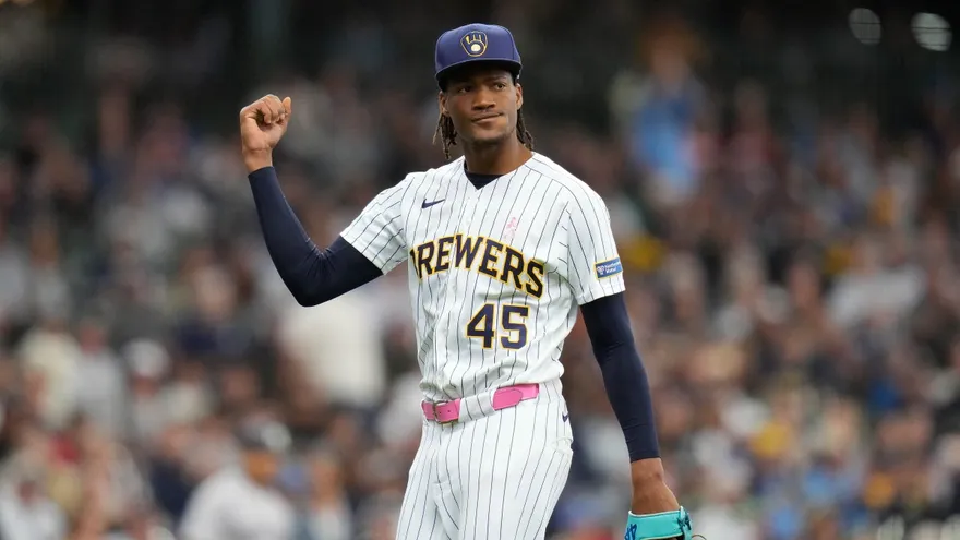 MLB noticias| Abner Uribe: lanzador de los Cerveceros suspendido por gesto obsceno
