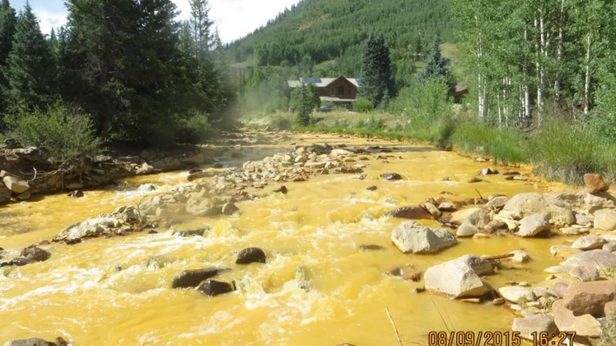 El color de las aguas cambió al naranja tras el vertido, por accidente, de más de 11 millones de litros de residuos líquidos de una antigua mina de oro en un río de Colorado (oeste).