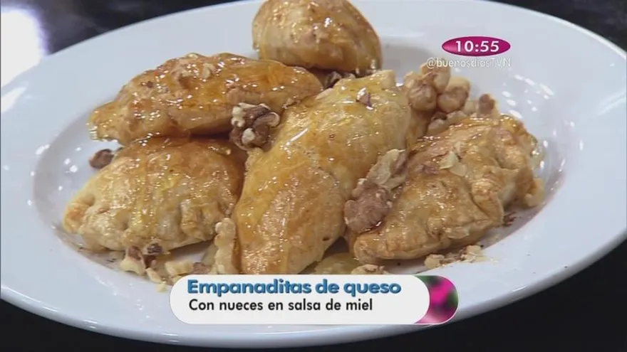 Empanada de Queso con nueces en salsa de miel