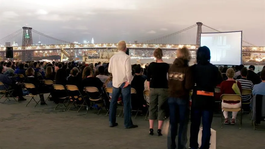 La ciudad de los rascacielos acoge una nueva edición del festival de cine independiente al aire libre con el que la organización Rooftop Films asegura atraer a 46 mil espectadores cada año.