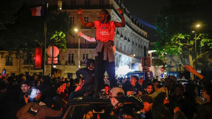 Fanáticos del PSG celebran en París la clasificación de su equipo a la final de la UEFA Champions League 2025-2026