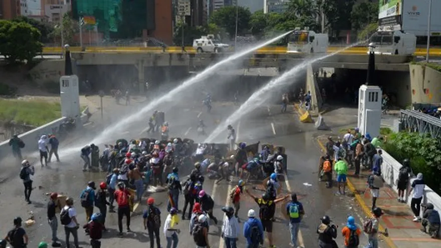 La guardia venezolana, intentando disipar una protesta de la oposición, este sábado.