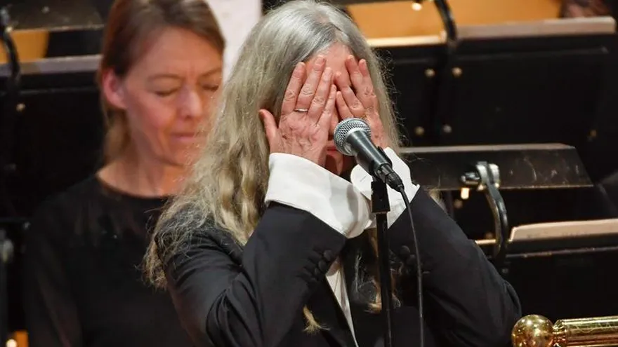 La cantante estadounidense Patti Smith interpreta el tema "A Hard Rain's Gonna Fall" del premio Nobel de Literatura Bob Dylan durante la ceremonia de entrega de los Premios Nobel celebrada en Estocolmo (Suecia).