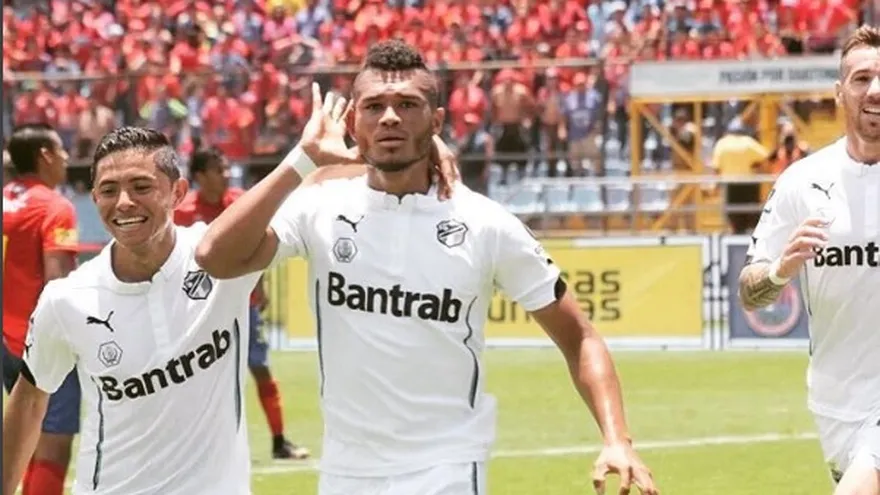 Rolando Blackburn, le dio el pase a la final al club “crema” en Guatemala