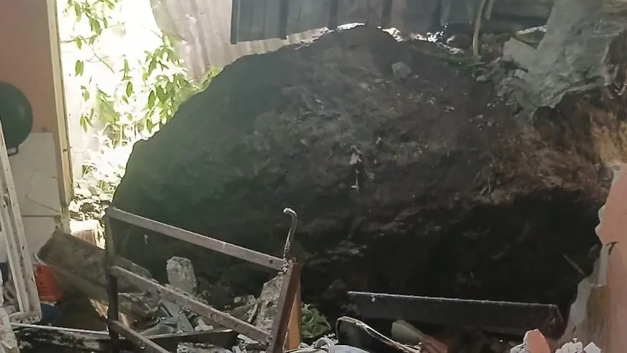 Caída de enorme roca en vivienda de San Miguelito