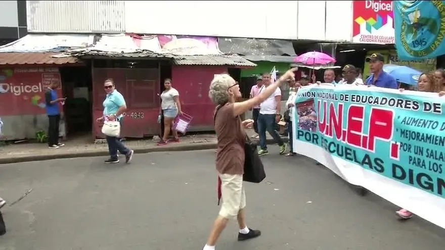 Maestros reclaman a la Contraloría salarios adeudados