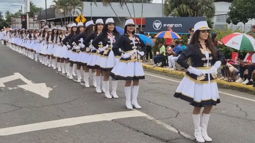 Desfile de bandas escolares de música durante fiestas patrias en la provincia de Chiriquí.