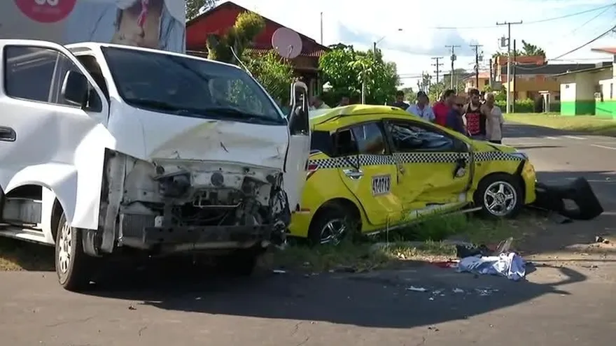 Varios heridos deja colisión y vuelco en David