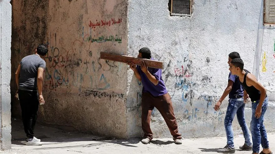 Un portavoz de la Media Luna Roja, Abed Manasra, confirmó a Efe la muerte de Muhamad Abu Hashash, de 17 años, a causa de "un disparo con munición real en el pecho".