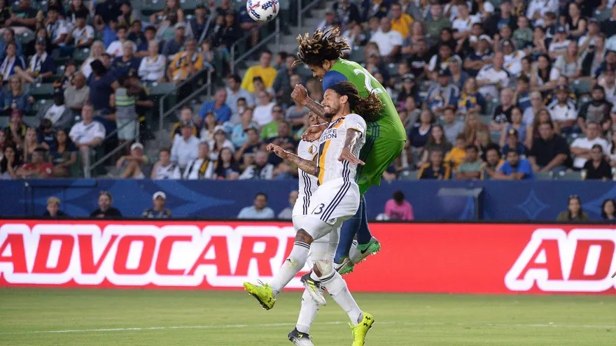 Román Torres en el empate sin goles del Galaxy vs Sounders