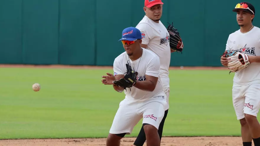 Jugadores de la Preselección U23 de Béisbol de Panamá en entrenamiento