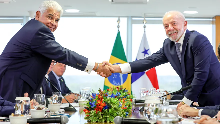 El presidente de Panamá, Jose Raúl Mulino y el mandatario de Brasil, Lula Da Silva, se saludan en el Brasilia.