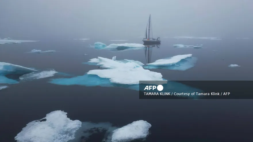 Un barco en medio de una bahía en el Ártico.