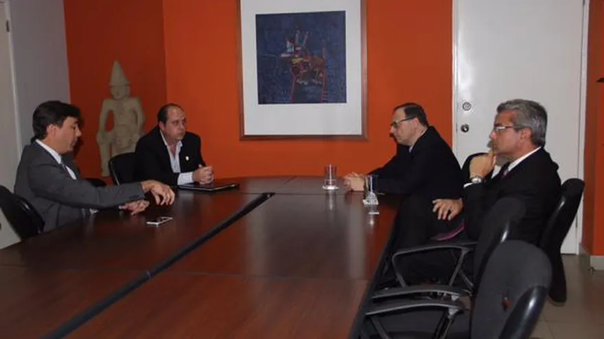 Autoridades de comercio se reúnen con directivos de Microsoft.