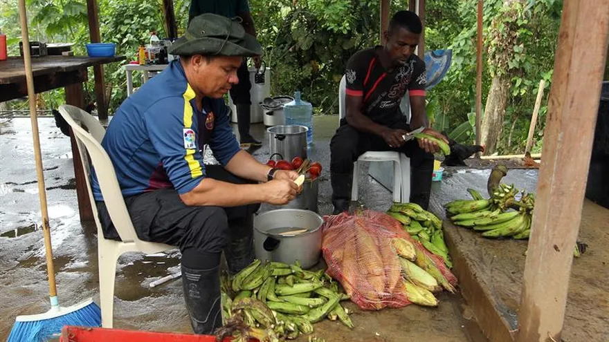 Guerrilleros de las FARC preparan alimentos el miércoles, 8 de marzo de 2017, en la Zona Veredal de La Playa, municipio de Tumaco (Colombia).