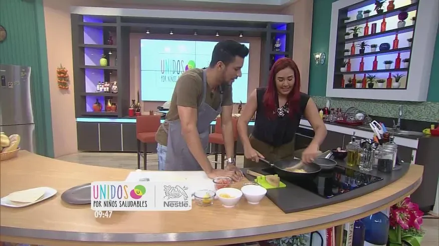 Aprende a hacer unos ricos huevos rancheros con pico de gallo.