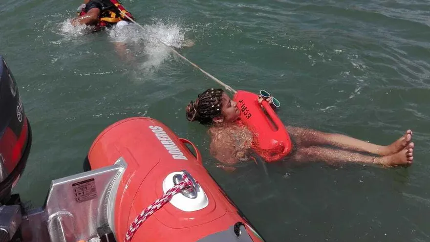 Momento en que la joven de 25 años es rescata por personal del Cuerpo de Bomberos de La Chorrera.
