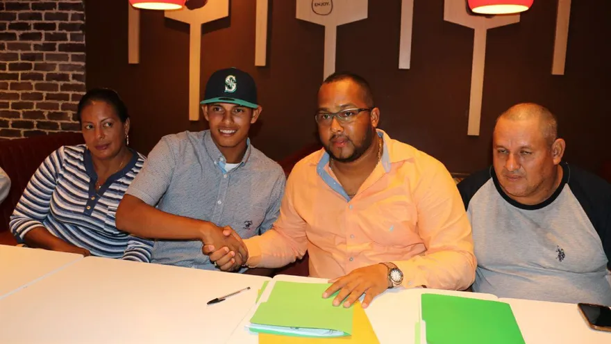 Melquiades Escobar firma con Seattle.