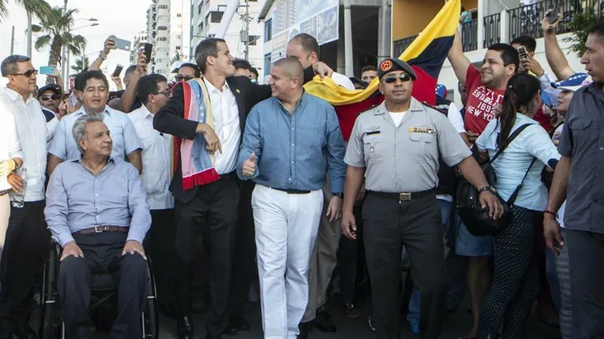 El líder de la Asamblea Nacional venezolana y autoproclamado presidente de ese país, Juan Guaidó (c-i), saluda junto al presidente de Ecuador, Lenín Moreno (2i), durante un encuentro con venezolanos que recibieron a Guaidó este sábado, en Salinas (Ecuador).