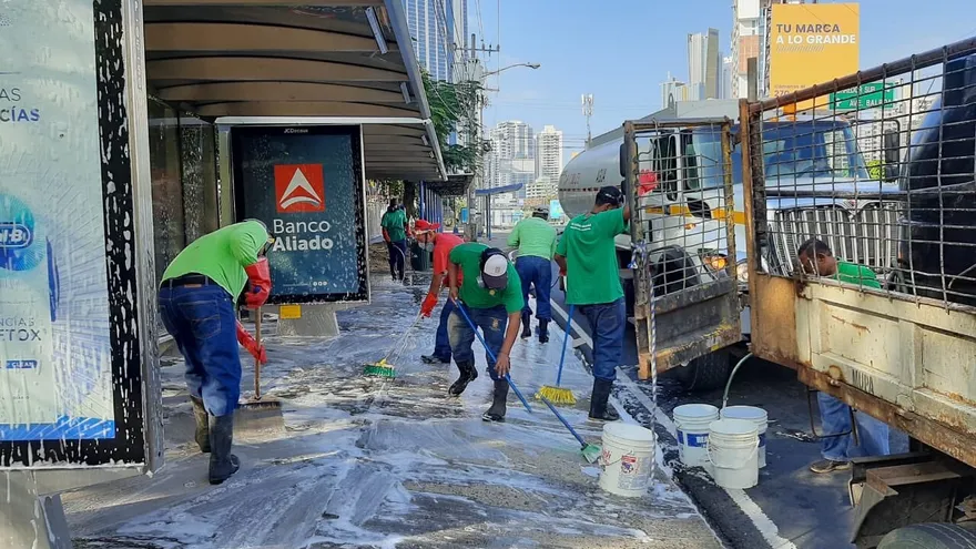 Continúa  limpieza y desinfección de paradas por parte de la Alcaldía de Panamá