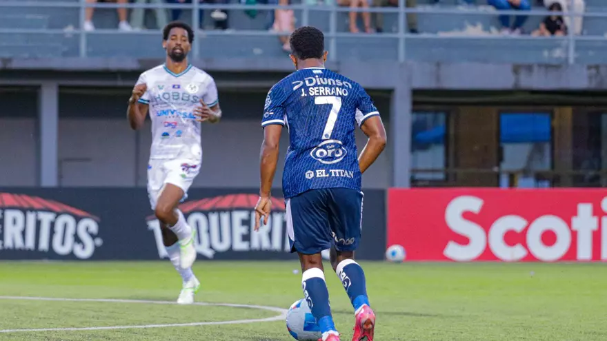 Jorge Serrano en acción ante Verdes de Belice